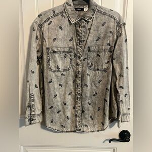 #7197.BDG Women's Acid Washed Gray Denim Button Shirt w/Paisley Pattern. Size XS